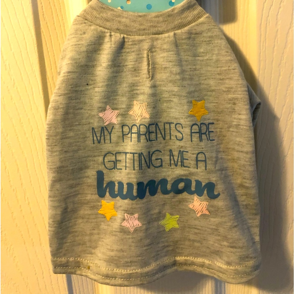 DOG GRAPHIC TEE BIRTH ANNOUNCEMENT “ My Parents Are Getting Me A Human” SZ SMALL